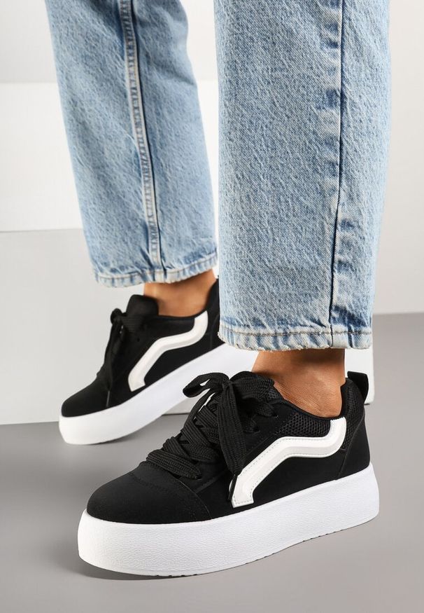 Born2be - Czarne Sneakersy na Grubej Podeszwie z Ozdobnym Paskiem Kornelie. Okazja: na co dzień. Zapięcie: pasek. Kolor: czarny. Materiał: jeans. Wzór: aplikacja