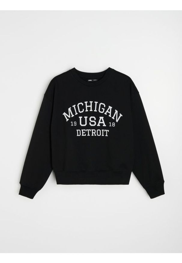 Sinsay - Dresowa bluza crewneck z napisem - czarny. Kolor: czarny. Materiał: dresówka. Wzór: napisy