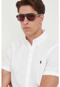 Polo Ralph Lauren koszula bawełniana męska kolor biały regular z kołnierzykiem button-down. Okazja: na co dzień. Typ kołnierza: button down, polo. Kolor: biały. Materiał: bawełna. Długość rękawa: krótki rękaw. Długość: krótkie. Wzór: aplikacja. Styl: casual #4