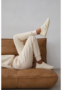 Marsala - Spodnie dresowe z dzianiny waflowej w kolorze BRIGHT BEIGE - ARLES-L. Okazja: na co dzień. Kolor: beżowy. Materiał: dresówka, dzianina. Sezon: wiosna, lato. Styl: casual