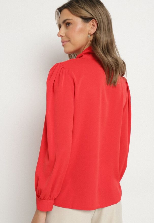 Born2be - Czerwona Bluzka Koszulowa z Ozdobnym Żabotem z Perłami Gonadia. Okazja: na co dzień. Typ kołnierza: z żabotem. Kolor: czerwony. Materiał: jeans. Długość rękawa: długi rękaw. Długość: długie. Styl: casual