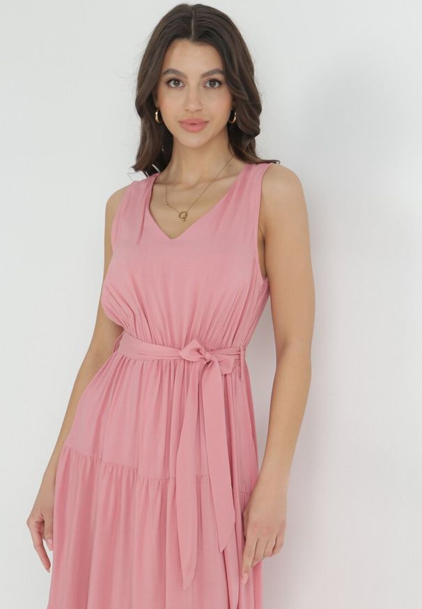 Born2be - Różowa Wiskozowa Sukienka Midi z Gumką w Pasie i Materiałowym Paskiem Bicuh. Kolor: różowy. Materiał: wiskoza, materiał. Długość: midi