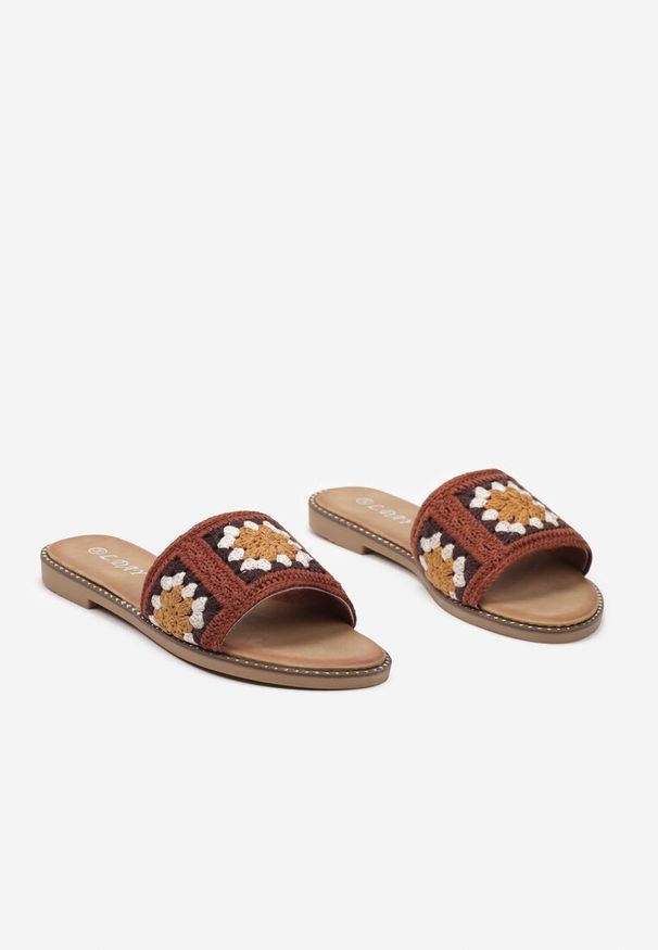 Born2be - Brązowe Płaskie Klapki w Stylu Boho Ozdobione Nitami Yarpena. Nosek buta: otwarty. Kolor: brązowy. Materiał: materiał. Wzór: aplikacja. Sezon: lato. Obcas: na obcasie. Styl: boho. Wysokość obcasa: niski