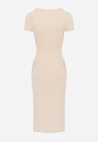 Renee - Beżowa Sukienka Midi z Kwadratowym Dekoltem i Drapowaniem Charloti. Okazja: na randkę. Typ kołnierza: dekolt kwadratowy. Kolor: beżowy. Materiał: materiał, wiskoza. Długość rękawa: krótki rękaw. Długość: midi #7