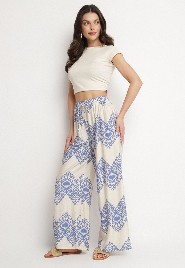 Born2be - Niebieskie Wiskozowe Szerokie Spodnie z Geometrycznym Wzorem Faneoriela. Okazja: na co dzień. Kolor: niebieski. Materiał: wiskoza. Wzór: geometria. Styl: casual, klasyczny, elegancki