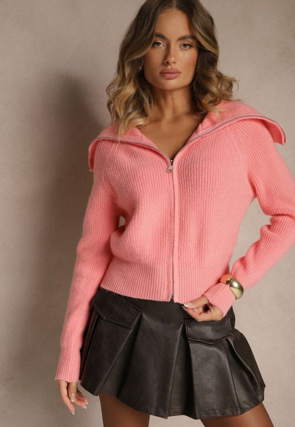 Renee - Różowy Kardigan z Wełną o Kroju z Golfem i Zapięciem na Zamek Zinfria. Okazja: na spacer, do pracy. Typ kołnierza: golf. Kolor: różowy. Materiał: wełna. Styl: elegancki