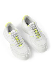 PREMIUM BASICS - Sneakersy z żółtą piętą Fluo. Kolor: biały. Szerokość cholewki: normalna. Wzór: aplikacja #3