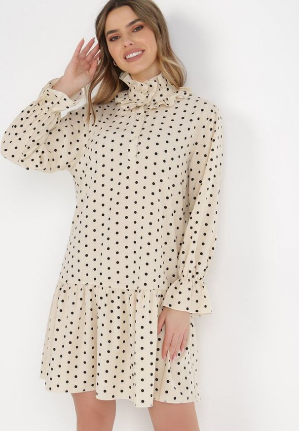 Born2be - Jasnobeżowa Sukienka Nikathe. Typ kołnierza: kołnierzyk stójkowy. Kolor: beżowy. Materiał: tkanina. Wzór: grochy, aplikacja. Długość: mini