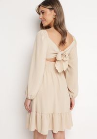 Born2be - Jasnobeżowa Sukienka Auxede. Typ kołnierza: dekolt kwadratowy. Kolor: beżowy. Materiał: tkanina. Długość rękawa: długi rękaw. Wzór: gładki #7