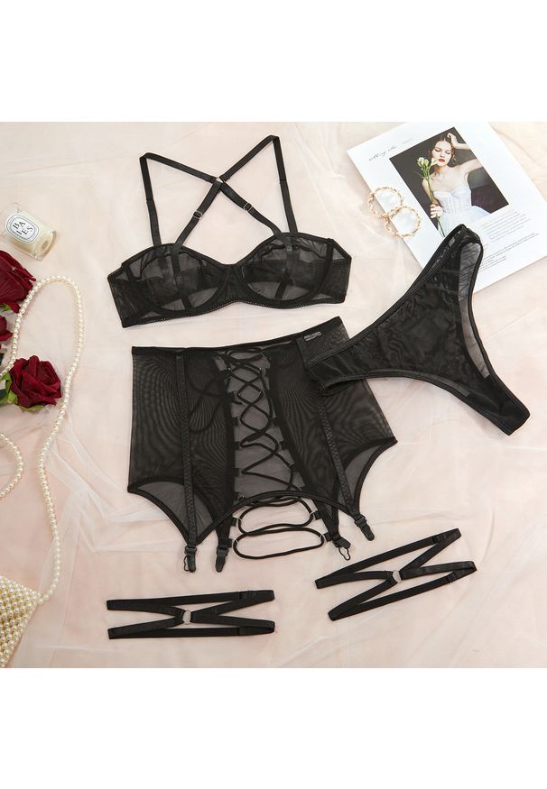 Intica - Komplet bielizny z siateczką i koronką na romantyczne wieczory Mairghread. Kolor: czarny. Materiał: koronka. Wzór: koronka