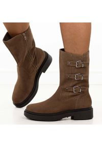 Brązowe skórzane botki damskie Sergio Leone Bt25517S. Okazja: na co dzień. Nosek buta: okrągły. Zapięcie: pasek. Kolor: brązowy. Szerokość cholewki: normalna. Wzór: paski. Materiał: skóra, zamsz. Sezon: zima, jesień. Styl: klasyczny, casual, elegancki #1