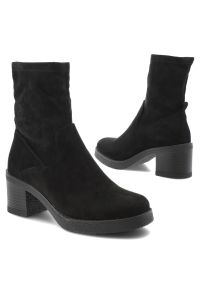 Czarne Botki S.Barski Stylowe Obuwie Damskie. Okazja: na co dzień. Zapięcie: zamek. Kolor: czarny. Szerokość cholewki: normalna. Materiał: materiał. Sezon: zima, jesień. Obcas: na obcasie. Styl: elegancki. Wysokość obcasa: średni #5