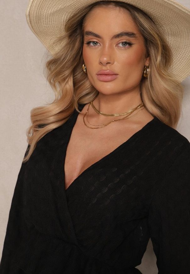 Renee - Czarny Komplet z Tłoczeniami Bluzka z Falbaną i Szerokie Spodnie Kilinne. Kolor: czarny. Materiał: materiał