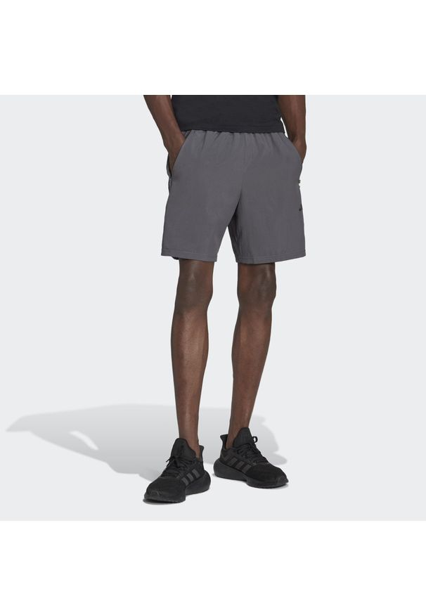 Adidas - Spodenki krótkie treningowe męskie adidas Essentials. Kolor: czarny, szary, brązowy, wielokolorowy. Materiał: materiał. Długość: krótkie. Sport: bieganie
