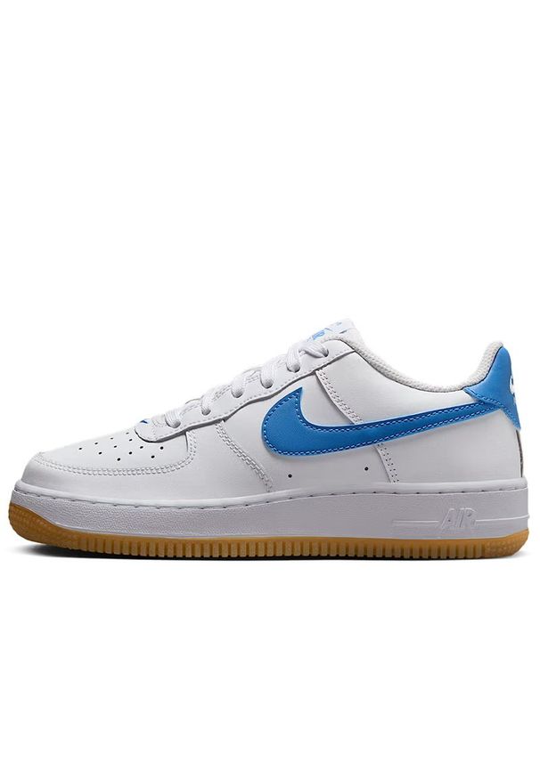 Buty młodzieżowe Nike Air Force 1 FV5948-115 - białe. Kolor: biały. Materiał: guma, skóra, syntetyk. Szerokość cholewki: normalna. Sezon: lato. Model: Nike Air Force. Sport: koszykówka
