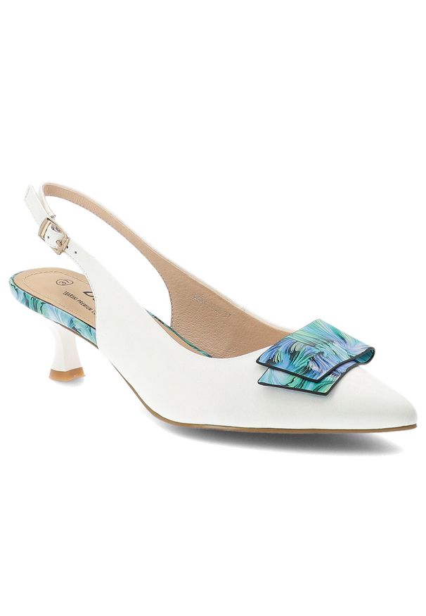 Czółenka damskie S.Barski, slingback ze skóry naturalnej z dekoracyjną aplikacją na niskim obcasie zapinane sprzączką, białe, LZ61-2006. Okazja: na ślub cywilny, na wesele, na imprezę. Zapięcie: sprzączka. Kolor: biały. Materiał: skóra. Wzór: aplikacja. Obcas: na obcasie. Styl: elegancki. Wysokość obcasa: niski