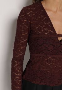 Born2be - Bordowa Koronkowa Bluzka z Długim Rękawem i Dekoltem w Serek Senafera. Typ kołnierza: dekolt w serek. Kolor: czerwony. Materiał: koronka. Długość rękawa: długi rękaw. Długość: długie. Styl: klasyczny, elegancki #6