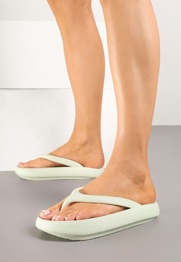 Renee - Jasnozielone Japonki Basic z Piankowego Materiału Osidisa. Okazja: na plażę. Kolor: zielony. Materiał: materiał. Sezon: lato