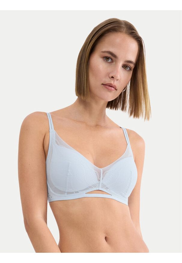 Triumph Biustonosz push-up Breathe & Lift 10226602 Niebieski jasny. Kolor: niebieski. Materiał: syntetyk. Rodzaj stanika: push-up