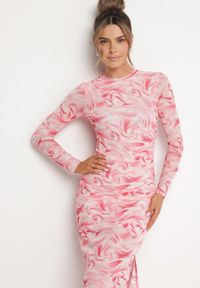 Born2be - Fuksjowa Dopasowana Sukienka z Siateczki z Wiskozą w Abstrakcyjny Wzór Sarilene. Okazja: na co dzień. Kolor: różowy. Materiał: wiskoza. Długość rękawa: długi rękaw. Typ sukienki: dopasowane. Styl: klasyczny, casual, elegancki #2