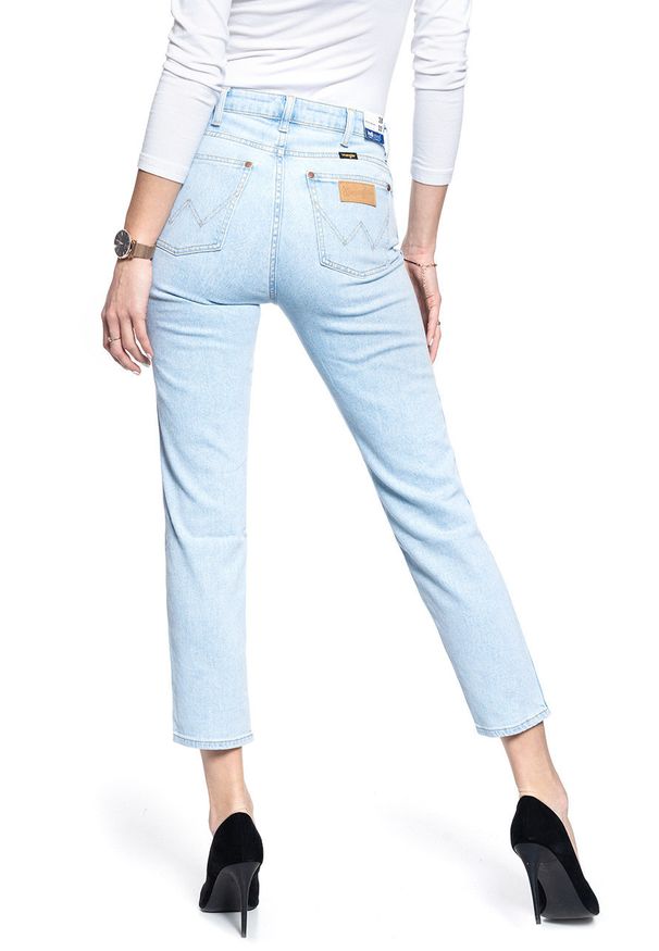 Wrangler - SPODNIE DAMSKIE WRANGLER RETRO STRAIGHT BALLAD BLUE W22AJHXA3 112127790. Styl: retro