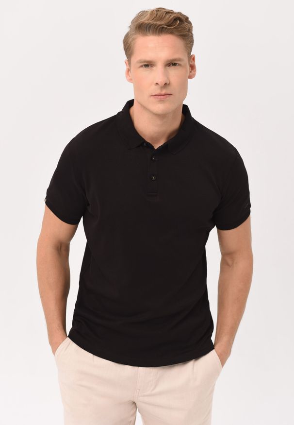 Volcano - Koszulka polo O-VOLVI. Typ kołnierza: polo. Kolor: czarny. Materiał: prążkowany, bawełna, włókno, materiał. Długość: krótkie. Styl: klasyczny, elegancki