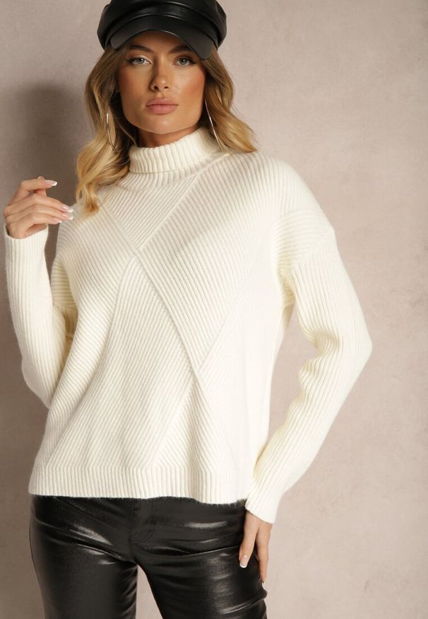 Renee - Jasnobeżowy Casualowy Golf z Wiskozą o Krótszym Kroju z Tyłu Nialireth. Okazja: na co dzień. Typ kołnierza: golf. Kolor: beżowy. Materiał: wiskoza. Długość rękawa: długi rękaw. Długość: krótkie. Styl: casual