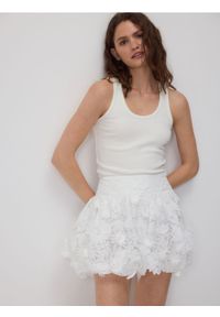 Reserved - Spódnica bombka z kwiatami 3D - biały. Kolor: biały. Materiał: tkanina. Wzór: kwiaty #1