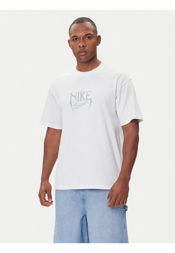 Nike T-Shirt HJ3431 121 Biały Loose Fit. Kolor: biały. Materiał: bawełna