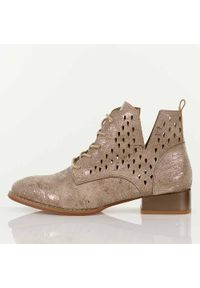 Lt. Brąz botki damskie na obcasie M.Daszyński Sa197-29. Okazja: na co dzień. Kolor: brązowy. Szerokość cholewki: normalna. Wzór: ażurowy. Materiał: skóra. Sezon: wiosna, jesień, lato. Obcas: na obcasie. Styl: casual, elegancki, boho, klasyczny. Wysokość obcasa: niski #1