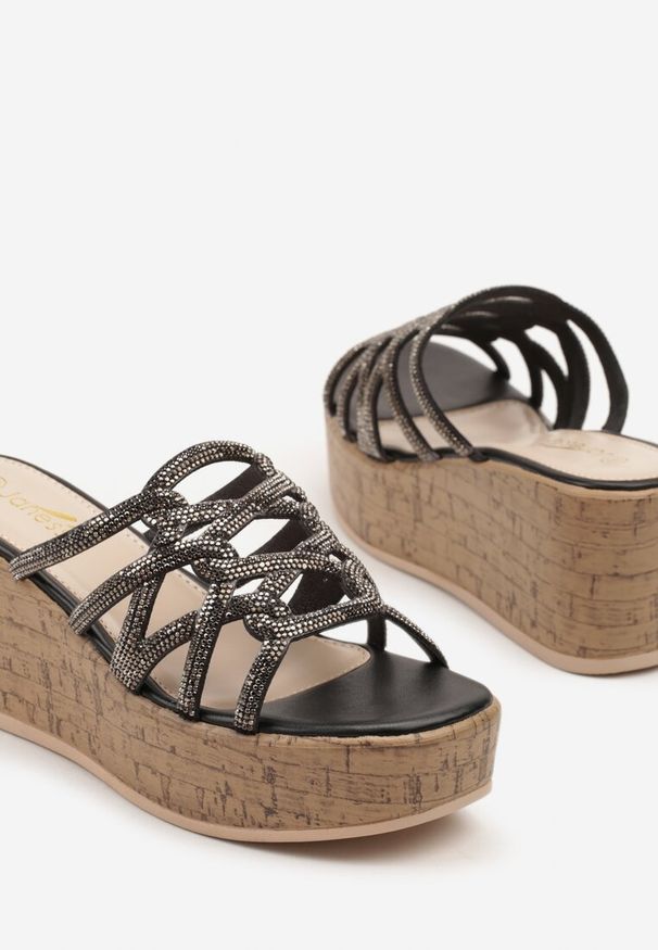 Renee - Czarne Klapki na Koturnie z Cyrkoniowymi Paseczkami Tenavela. Okazja: na co dzień. Kolor: czarny. Materiał: jeans. Wzór: aplikacja. Obcas: na koturnie. Styl: casual. Wysokość obcasa: średni