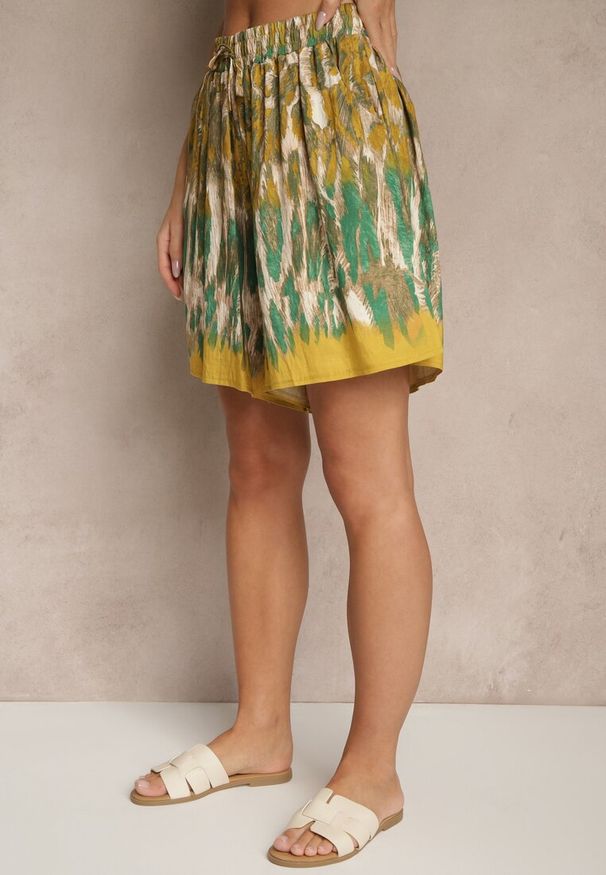 Renee - Zielono-Żółte Szorty z Wiskozy w Panterkę Divirella. Okazja: na co dzień. Kolor: zielony. Materiał: wiskoza. Wzór: motyw zwierzęcy. Sezon: lato. Styl: casual