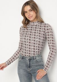 Born2be - Biało-Brązowa Bawełniana Bluzka z Golfem i Długim Rękawem w Geometryczny Wzór Vilitila. Okazja: na co dzień. Typ kołnierza: golf. Kolor: biały. Materiał: bawełna. Długość rękawa: długi rękaw. Długość: długie. Wzór: geometria. Styl: casual, elegancki #7