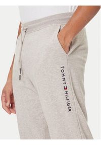 TOMMY HILFIGER - Tommy Hilfiger Spodnie dresowe UM0UM03664 Beżowy Regular Fit. Kolor: beżowy. Materiał: syntetyk, bawełna #5