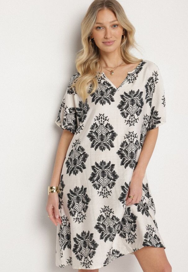 Born2be - Czarna Pudełkowa Sukienka z Wiskozy Ozdobiona Geometrycznym Wzorem Emilavie. Okazja: na co dzień. Typ kołnierza: dekolt w kształcie V. Kolor: czarny. Materiał: wiskoza. Wzór: geometria, aplikacja. Typ sukienki: proste. Styl: klasyczny, casual, elegancki