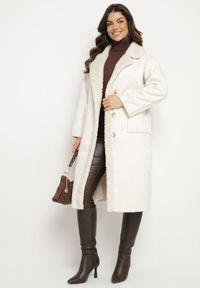 Born2be - Jasnobeżowy Futrzany Płaszcz z Imitacji Zamszu o Jednorzędowym Kroju z Kieszeniami Aletara. Okazja: na co dzień. Kolor: beżowy. Materiał: zamsz, futro. Długość rękawa: długi rękaw. Długość: długie. Sezon: zima. Styl: casual, elegancki #4