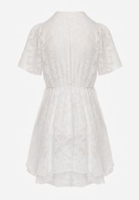 Renee - Biała Rozkloszowana Sukienka z Dekoltem Zapinanym na Napy Tarae. Okazja: na co dzień. Kolor: biały. Styl: elegancki, casual #6