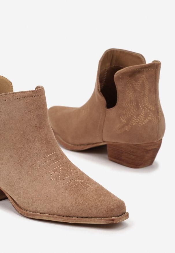 Born2be - Brązowe Botki Kowbojki na Stożkowym Obcasie z Ozdobnym Wycięciem Hanaveil. Okazja: na co dzień. Kolor: brązowy. Materiał: jeans. Obcas: na obcasie. Styl: elegancki, casual. Wysokość obcasa: średni
