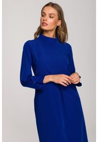 Stylove - Sukienka elegancka pudełkowa z dekoracyjnymi zaszewkami chabrowa. Okazja: do pracy, na spotkanie biznesowe. Kolor: niebieski. Styl: elegancki #1