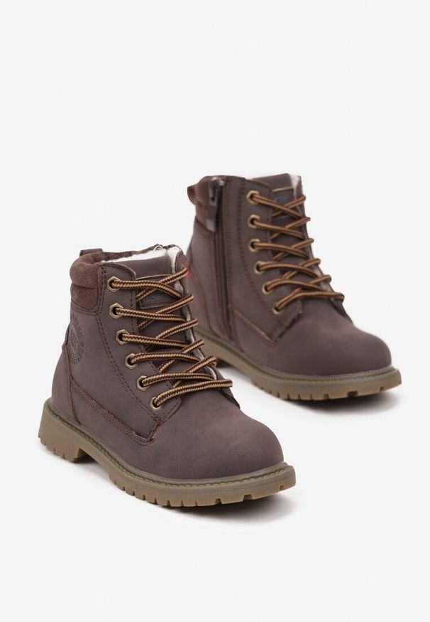 Born2be - Brązowe Płaskie Sznurowane Traperki Clibee Ozdobione Tłoczeniem Cediel. Okazja: na uczelnię, na spacer. Zapięcie: sznurówki. Kolor: brązowy. Wzór: aplikacja. Sezon: jesień. Styl: klasyczny