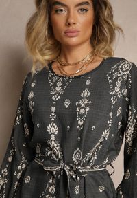 Renee - Ciemnoszara Pudełkowa Sukienka Boho w Etniczne Wzory z Paskiem Lisalenea. Okazja: na co dzień. Kolor: szary. Długość rękawa: długi rękaw. Sezon: lato. Styl: boho #5