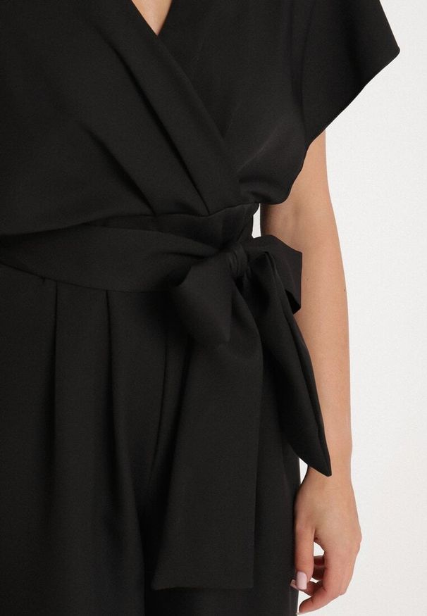 Born2be - Czarny Elegancki Kombinezon z Marszczeniem i Wcięciem w Talii Melonessa. Okazja: na co dzień. Kolor: czarny. Sezon: jesień, wiosna. Styl: elegancki