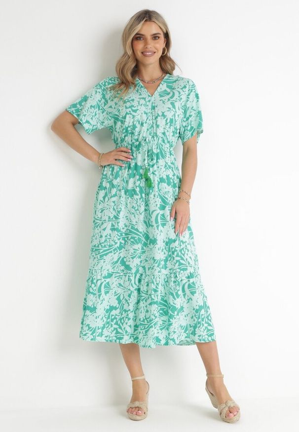 Born2be - Miętowa Sukienka Gertisa. Okazja: na co dzień. Typ kołnierza: dekolt w serek, kołnierz z falbankami. Kolor: miętowy. Materiał: wiskoza. Długość rękawa: krótki rękaw. Wzór: kwiaty. Styl: casual, elegancki