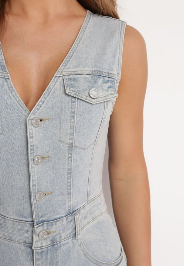 Born2be - Jasnoniebieski Jeansowy Bawełniany Kombinezon Spodnie Dzwony z Klapami Zapinany na Suwak i Guziki Oxnelia. Kolor: niebieski. Materiał: jeans, bawełna. Wzór: kolorowy. Styl: elegancki, klasyczny
