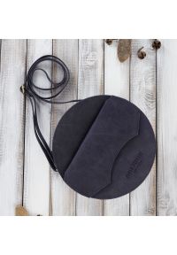 Okrągła listonoszka skórzana PAOLO PERUZZI T-92-DB granatowa. Kolor: niebieski. Sezon: zima, jesień. Materiał: skórzane. Styl: vintage, elegancki. Rodzaj torebki: na ramię #1