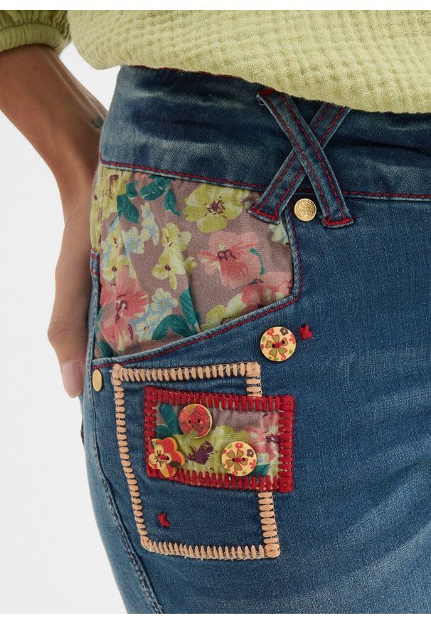 bonprix - Szorty dżinsowe, mid waist. Kolor: niebieski. Wzór: kolorowy. Styl: elegancki