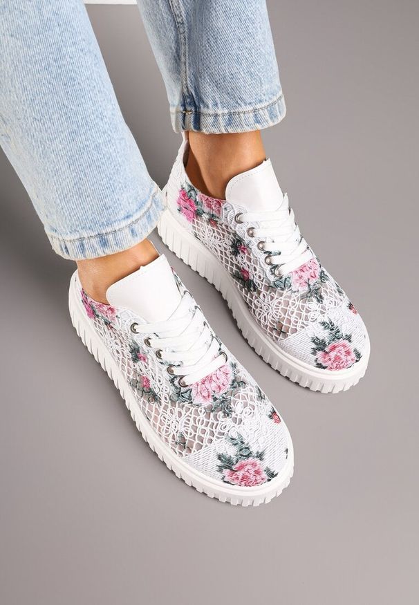 Born2be - Wielokolorowe Ażurowe Sneakersy Vices na Grubej Podeszwie z Tłoczeniem Luminise. Nosek buta: okrągły. Zapięcie: sznurówki. Kolor: wielokolorowy. Materiał: materiał. Wzór: ażurowy. Sezon: lato. Obcas: na obcasie. Wysokość obcasa: średni