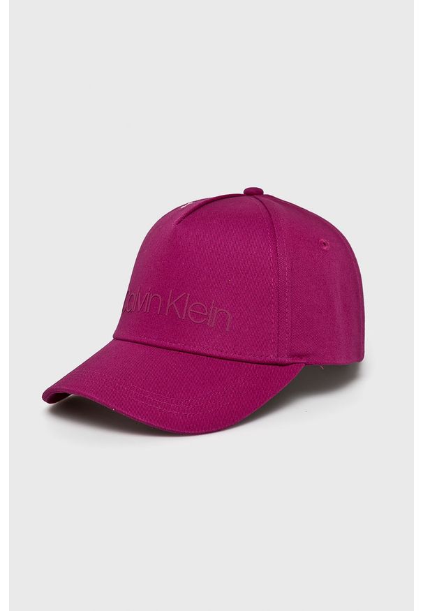 Calvin Klein - Czapka. Kolor: fioletowy. Materiał: tkanina, bawełna. Wzór: gładki