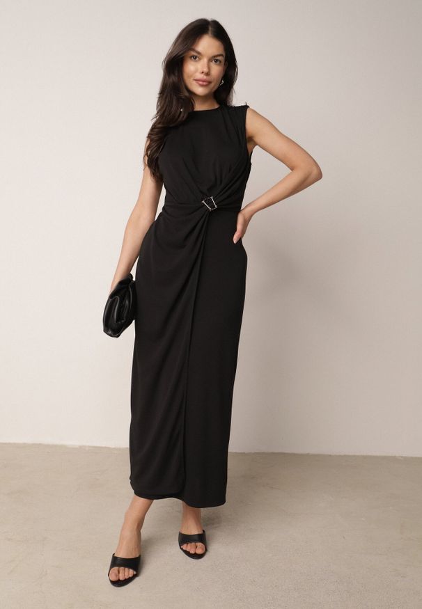 Born2be - Czarna Elegancka Sukienka z Marszczeniami i Drapowaniem o Taliowanym Kroju z Metalowym Akcentem Azaervienne. Okazja: do pracy, na co dzień. Kolor: czarny. Typ sukienki: proste. Styl: elegancki. Długość: maxi