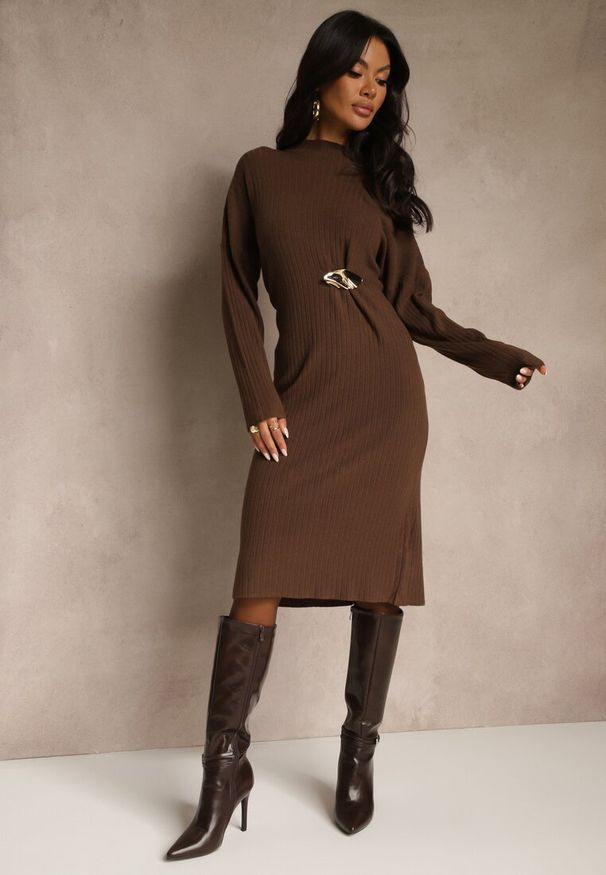 Renee - Brązowa Sukienka Sweterkowa z Wiskozą Ozdobiona Metaliczną Broszką Titavea. Okazja: na co dzień. Kolor: brązowy. Materiał: wiskoza. Wzór: aplikacja. Typ sukienki: proste. Styl: casual